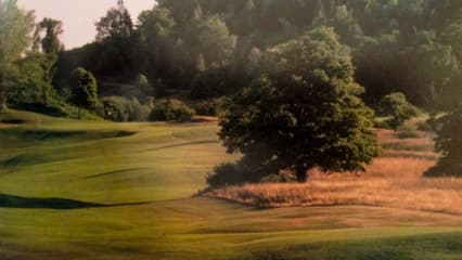 Crystal Downs/Michigan, Loch 8, 503 Meter, Par 5 In einem Privatclub am Michigan-See findet sich die erste Kreation des genialen Schotten Dr. Alister Mackenzie auf dieser Runde. Die Schwierigkeit des Lochs liegt vor allem in seiner Modulation: Das Fairway schlägt Wellen wie ein Ozean. Und je näher das Grün kommt, desto schmaler wird der Korridor, desto mehr Präzision ist vonnöten. Erst recht wegen der perfide platzierten und brutalen Hindernisse. (Text und Foto: Michael F. Basche)