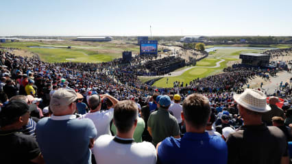 Die besten Ryder Cup Momente 2018: Die TribüneNoch bevor es losging stellte der Ryder Cup 2018 Rekorde auf. Am ersten Abschlag des Le Golf National wurde die größte Tribüne aller Zeiten aufgebaut. Allein von hier aus feuerten 6.600 Zuschauer ihre Teams an. Besonders beliebt war dabei das isländische Wikinger-Anfeuerungsritual, das im englischen die Bezeichnung "thunderclap" erhalten hat und seit der WM 2016 bei Fans besonders beliebt ist. Auch Stars wie Rory McIlroy und Ian Poulter initiierten die Anfeuerungsrufe und sorgten so für eine unglaubliche Atmosphäre am ersten Abschlag. (Foto: Getty)