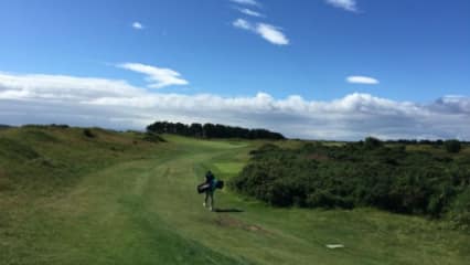 gut zu Fuß  Beim Clubhaus durch die Tür, findet man sich auf dem weitläufigen Platz wieder. Wer kein Kart zur Verfügung hat, sollte gut zu Fuß sein.  (Foto: Golf Post)