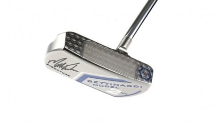 Bettinardi Kuchar Model 2
Der Bettinardi-Putter wurde designt, um die Golfer zu locken, die ab 2016 vom verbotenen, am Körper verankerten Putting-Stil ablassen müssen. Das soll mithilfe des Arm-Lock-Stils gelingen, wie ihn der siebenmalige PGA-Tour-Sieger und Bettinardi-Spieler Matt Kuchar spielt.
Der Putter von Bettinardi kostet 375 Euro.(Foto: Bettinardi)