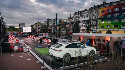 Porsche Urban Golf Challenge Als Preis steht ein weißer Porsche Cayenne bereit, der auf denjenigen wartet, wer sein Auto bei dem actionreichen Event als erstes über die Ziellinie peitscht. (Foto: Porsche / Tobias Kuberski)