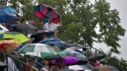 Fast wie überdacht Die Zuschauer auf den Tribünen sind mit Regenschirmen bewaffnet und trotzen eisern dem miserablen Wetter. Auf dieser Tribüne bilden sie mit ihren Schirmen schon beinahe eine Überdachung und schützen sich so vor dem nicht enden wollenden Niederschlag. (Foto: Getty)