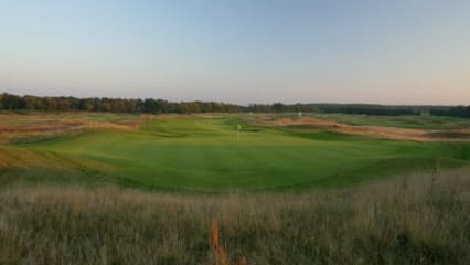 Deutschland mit Nick Faldo und dem A-Rosa-Resort Bad Saarow
Für Deutschland ist der Faldo-Course des Sporting Club Berlin am Scharmützelsee in Brandenburg im Rennen. Der große Trumpf der Bewerbung: Mit Nick Faldo als Architekt des Golfplatzes, Marco Kaussler als Bewerbungsmanager sowie BMW und Allianz als Partner der Bewerbung stützen gewichtige Namen die Bewerbung. Auch würde der Course, sollte der Zuschlag an Deutschland gehen, noch umgebaut und den Erfordernissen des Ryder Cup angepasst. Nick Faldo versprach: "Mit Bad Saarow können wir einen wahrlich maßgeschneiderten Austragungsort kreieren."(Foto: Getty)