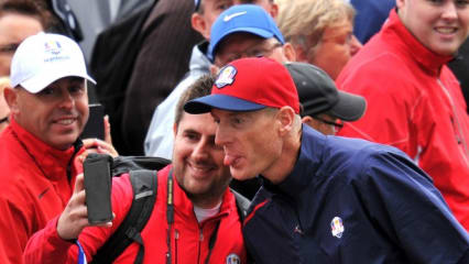 Auch Jim Furyk ist guter Dinge und hat sogar die Zeit für ein kleinen Spaß mit einem Fan. (Foto: Getty)