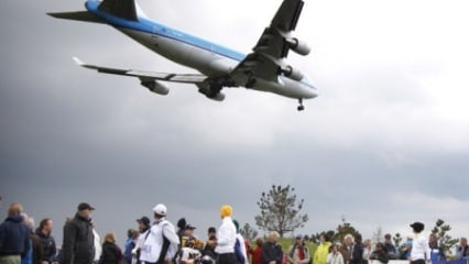 Wo gibt es nicht überall Golfplätze - mal idyllisch in die Landschaft eingebettet, mal wie in diesem Fall quasi direkt neben einem Großflughafen, wo auf nötige Ruhe lange gewartet werden kann. Es gibt aber auch Extreme der ganz besonderen Art. Wir zeigen eine Auswahl an Golf- und Golfplatzrekorden. (Foto: Getty)