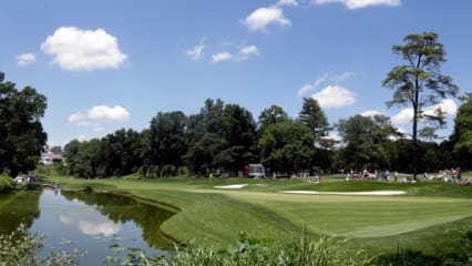 #10: Congressional Country Club
Als einer der Veranstaltungsorte des AT&T National, der auch schon dreimal die U.S. Open beheimatete, erfreut sich der Congressional Country Club großer Beliebtheit unter den Pros auf der Tour - und das, obwohl der Platz als echter Härtetest gilt: "Hart, hart, hart, mit guten Leitwegen, aber das zehnte Loch ist das schlimmste Par 3, das ich jemals gesehen habe", so ein Pro. "Einige wirklich gute Löcher und einige echte Schreckschrauben", meint ein anderer. Manch einer teilt den Platz auch gleich ganz sauber in zwei Hälften: "Ich liebe die kürzere Front Nine, schwärme aber nicht für die Back Nine". Die meisten Spieler aber sind sich einig - sie schätzen die "Historie und die Bewährungsprobe" der Anlage. (Foto: Getty)