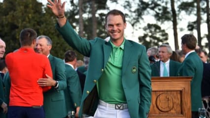 Glück im Spiel und Glück in der Liebe Beflügelt schob Danny Willett sich auf dem Leaderboard nach oben. Der frisch gebackene Vater nahm die Jagd auf und knöpfte Jordan Spieth den ersten Platz und das Grüne Jackett ab. Für den Briten war es der erster Majorsieg. (Foto: Getty)