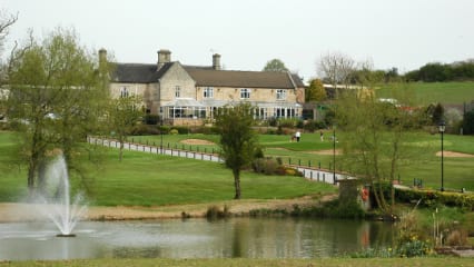 Eine typisch englische Golfkulisse bietet der Horsley Lodge Golf Club - viel Wasser, satte Grüns und ein klassisches Clubhaus (Foto: Flickr)