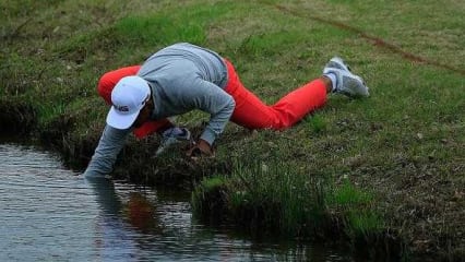 6 Bälle in Folge landen in Wasser Dies ist zwar kein wirklicher Erfolg, aber auch diese Pechsträhne ist bemerkenswert. Sechs Bälle hintereinander versenke John Daly beim Bay Hill Invitational 1998 am sechsten Loch im Wasser. "Mit jedem Schlag habe ich weiter und weiter nach rechts gezielt", sagte Daly nach diesem Erlebnis. "Und je mehr ich nach rechts gezielt habe, desto mehr habe ich den Ball nach links gehooked." 18 Schläge brauchte Daly insgesamt an diesem Par-5. (Foto: Getty)