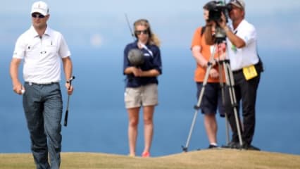 Zach Johnson, der vorläufig Führende wird am ersten Tag von Kameras verfolgt. (Foto: Getty)