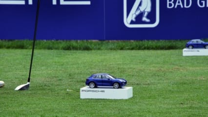 Was steht denn da in der Tee Box?Kleine Porsche an jedem Abschlag - das hat sich der neue Sponsor auf der European Tour ganz hübsch überlegt. Die Profis sind auch neugierig.

(Foto: Golf Post)