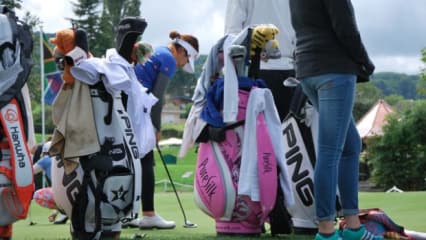 Regenunterbrechung an Tag 1 der Evian Championship - Spielerinnen weichen auf's Putting Grün aus. (Foto: Golf Post)