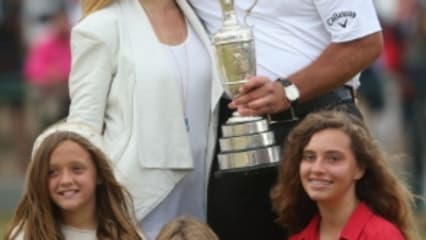 Ein stolzer Ehemann, Vater und Sieger: Phil Mickelson mit seiner Frau Amy, den Kindern Evan, Amanda und Sophia und natürlich dem Claret Jug (Foto: Getty).