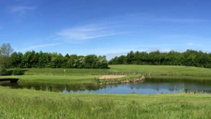 Golfanlage Gut WaldshagenEin weiteres Inselgrün gibt es in der Golfanlage Gut Waldshagen am Plöner See. Das Loch hat eine Länge von 132 Metern und ist bei Wind eine echte Herausforderung. (Foto: Golfanlage Gut Waldshagen)