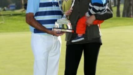 Bubba Watson, seine geliebte Frau Angie und sein Sohn Caleb nach dem Sieg der Northern Trust Open 2014. (Foto: Jeff Gross/Getty Images)