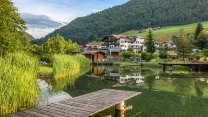 Das Gasteiger Jagdschloessl liegt im beschaulichen Kirchdorf in Tirol. (Foto: Gasteiger Jagdschlössl)