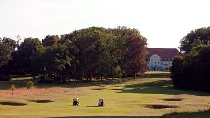 Auf der Anlage befinden sich fünf Golfplätze mit mehr als 70 Löchern. (Foto: Radisson Blu Resort Schloss Fleesensee)
