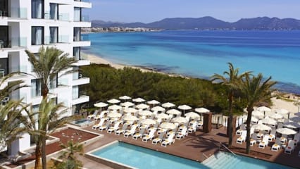 Das 4-Sterne Iberostar Hotel Cala Millor liegt direkt am Strand an der Küste des Mittelmeeres neben der Strandpromenade von Cala Milllor. (Foto: Iberostar Hotel Cala Millor)