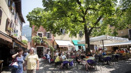 Die kleinen Gassen von Malcesine eignen sich besonders gut zum flanieren und gemütlichen Mittagessen. (Bild: Dean Treml/Red Bull/Getty Images)