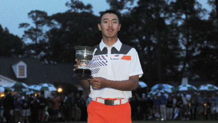 Jungprofis schlagen zu Guan Tianlang mit der Trophäe des besten Jungprofis beim Masters. (Foto: Getty)