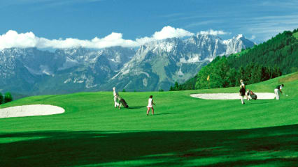 Auf dem Tiroler Golfplatz haben Spieler einen herrlichen Blick auf die Kitzbüheler Alpen,... (Foto: Golfplatz Eichenheim)