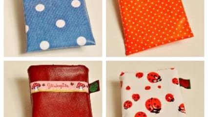 4 verschiedene Motive. Die Täschchen haben allesamt eine wasserabweisende Außenfläche und können somit problemlos in die Hosentasche gesteckt werden.