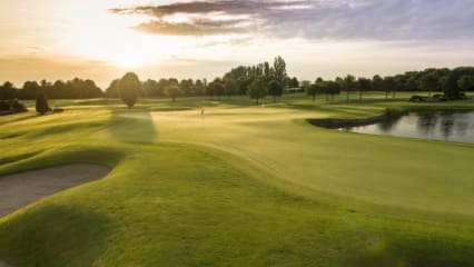 Der Golfclub Am Alten Fliess
Auf einer Fläche von 120 Hektar liegen die 27 Spielbahnen des Golfclubs Am Alten Fliess. Der Club eröffnete im Jahr 1996 seine Pforten und liegt ca. 20 Minuten Fahrtzeit von der Kölner Innenstadt entfernt. (Foto: Golfclub Am Alten Fliess)