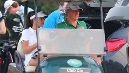 Bastian Schweinsteiger Neben dem Fußball hat "Schweini" viele Interessen, unter anderem auch Basketball und Golf. Nach seinem Rücktritt als Kapitän der Nationalmannschaft hat Schweinsteiger seit 2016 etwas mehr Zeit, an seinen Fähigkeiten auf dem Golfplatz zu feilen, auf dem er vorher schon recht passabel unterwegs war. Von 2017 bis 2019 spielt er in der MLS bei Chicago Fire und hatte in Übersee wunderbare Möglichkeiten sein Golfspiel zu verbessern. (Foto: Twitter@TheSunFootball)