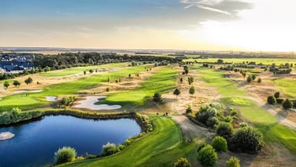 West Golf Zwischen Köln und Bonn liegt mit West Golf eine öffentliche Golfanlage von höhchster Qualität. Der 9-Loch-Platz schließt mit einem ganz besonderen Highlight: Einem maßstabsgetreuem Nachbau des Inselgrüns, dass am 17. Loch des TPC Sawgrass Jahr für Jahr die Profis bei der Players Championship in seinen Bann zieht. Ein bisschen Players-Feeling können Golfer hier erleben. Sichern Sie sich JETZT den Golfkalender 2020 (Foto: Alex Pielock)