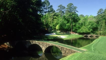 Augusta National, USA

Nicht nur der Augusta National Golf Club, bekanntermaßen einer der exklusivsten Golf Clubs der Welt, hat schon einige Stars der Golfszene, ob Profis oder Promis, zu romantischen Schwärmereien, Ausdrücken der Verzweiflung oder humorvollen Anekdoten verleitet. Das amerikanische Golf-Magazin Golf.com hat sie gesammelt. Den Anfang macht der Austragungsort des ersten Majors des Jahres.

"Augusta National zu spielen, ist wie eine Salvador-Dali-Landschaft. Ich habe erwartet, dass eine Uhr aus den Bäumen fällt und mich direkt im Gesicht trifft."

David Feherty, Kult-Golfjournalist in den USA , darüber, in Augusta zu spielen.