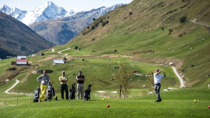 Golf in Andermatt: Andermatt Swiss Alps Golf CourseUnterhalb des Gotthardpasses erstreckt sich im Tal der Par-72-Kurs. (Foto: Swiss Alps Golf / Valentin Luthinger)