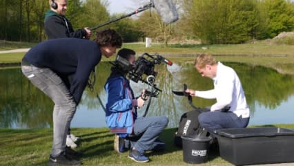 Neben seiner Sportlerkarriere als Stabhochspringer hat sich der Sportwissenschaftler als Lakeballtaucher selbstständig gemacht.
Hier begleitet ihn ein Filmteam von Köln.tv an einem Arbeitstag am und im Wasser. 
(Foto: MF)