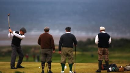 Ein Flight mit vier eleganten Herren bei der World Hickory Open in Schottland 2009. Gerade auf der Insel spielen viele die klassische Variante von Golf. (Foto: Getty)