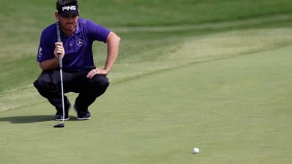 Mit konzentriertem Blick an die Spitze des Teilnehmerfeldes: Louis Oosthuizen eroberte bei der HP Byron Nelson Championship am Moving Day die Führung (Foto: Getty).