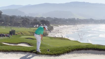 Bunkerschlag vor atemberaubender Kulisse auf dem Pebble Beach Golf Links. (Foto: Getty)