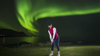 Nord-Norwegen als TraumkulisseDie Schweizer Lifestyle-Bekleidungsfirma KJUS begab sich ins nördlichste Norwegen und setzte deren neueste Frühlings- und Sommer Golfkollektion spektakulär in Szene.  (Foto: KJUS)