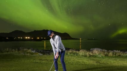 Magie und MajestätSchauplatz des Ganzen war der Golfplatz Lofoten Links, der an der Küste der Lofoten Insel Gimsøya liegt und laut KJUS "einer der schönsten der Welt, um die ganze Magie und Majestät des Polarlichts zu erleben", sein soll. (Foto: KJUS)