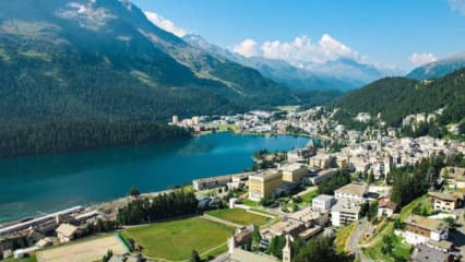 St. Moritzersee Diese wunderschöne Aussicht kann man bereits morgens beim Frühstück vom Balkon genießen. Im Winter finden auf dem Eis des zugefrorenen Sees sogar Polo-Turniere, Pferderennen und weitere Events statt. (Foto: Kulm Hotel St. Mortiz)