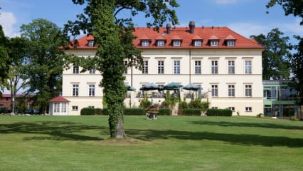 Lasst Euch verwöhnen von den reichhaltigen Restaurant Angeboten und dem Wellnessbereich. (Foto: Landhotel Schloss Teschow)