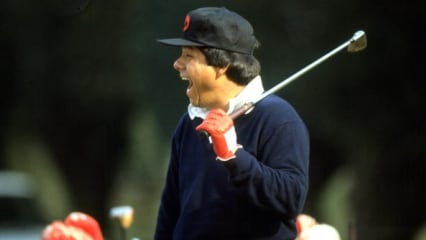 Platz 19:  Lee Trevino   Lee Buck Trevino - * 1. Dezember 1939 in Dallas, Texas   Lee Trevino musste bereits mit fünf Jahren auf den Baumwollfeldern arbeiten, als Kind einer mexikanischen Einwandererfamilie.  Seine Karriere startete mit einem Geschenk seines Großvaters: Ein rostiger Schläger und ein paar Bälle. Mit 28 Jahren kam Lee Trevino auf die PGA Tour und wurde promt Rookie of the Year, ein Jahr später gewann er sein erstes von sechs Majors.   Er sollte insgesamt 29 PGA-Tour-Titel und 82 Siege insgesamt einfahren. Lee Trevino war bekannt dafür, immer einen lockeren Spruch auf den Lippen zu haben (von denen viele noch immer gerne zitiert werden) und für seine außergewöhnliche Fähigkeit, nach schlechten Schlägen noch das Beste rauszuholen. Das lose Mundwerk bringt ihm Platz 19 ein. (Foto: Getty)