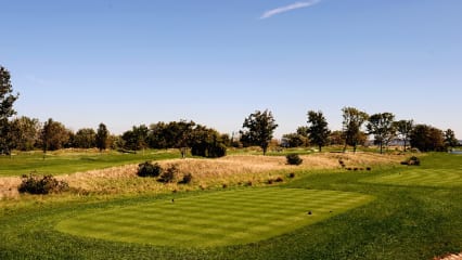 Mit einem resorteigenen Fährboot geht es für die Spieler zu den schönen Fairways des Liberty National Golf Club.
(Foto: Getty Images)