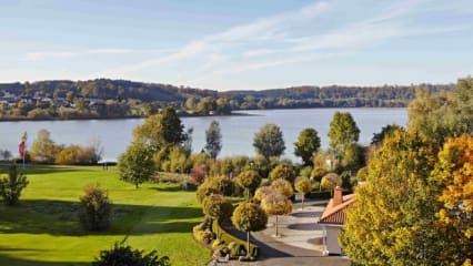 Der Golfplatz verfügt über 18 Loch und diverse Trainingsmöglichkeiten, in der malerischen Umgebung des Westerwalds. (Foto: Lindner Hotel & Sporting Club Wiesensee)