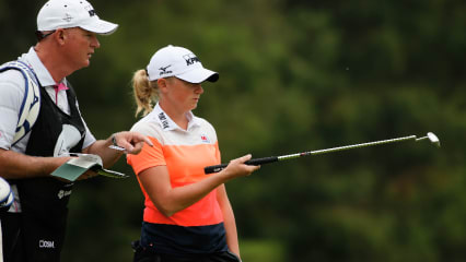 Wo soll es hingehen? Stacy Lewis berät mit ihrem Caddie Travis Wilson den nächsten Schlag. Die Amerikanerin ging mit zwei Schlägen Rückstand in den Finaltag und wollte die Führende angreifen (Foto: Getty).