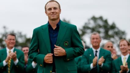 Masters, Baby ...Dieser Moment im Leben von Jordan Spieth, den er nie wieder vergessen wird - es ist noch gar nicht lange her, da ging er noch aufs College. Jetzt steht er vor hunderten von Fotografen und lässt sich das grüne Jackett überstreifen. Und sogar ... (Foto: Getty)