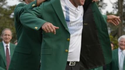 Wie zerronnen, so gewonnen: Im letzten Jahr noch musste Bubba Watson das Green Jacket an Adam Scott abgeben, dieses Mal ist es andersherum. (Foto: Getty)