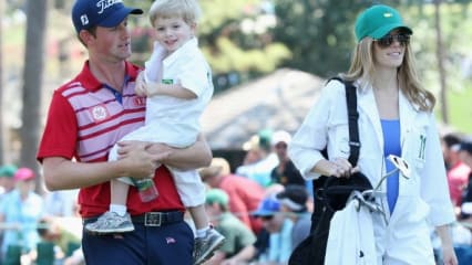 Beim Papa auf dem Arm ist es vor dem ganzen Publikum doch am sichersten. Das dürfte sich auch der kleine James gedacht haben, Sohn von Dowd und Webb Simpson. (Foto: Getty)