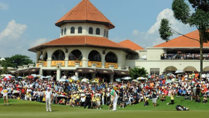 Rory McIlroy puttet 2012 vor dem Clubheim. (Photo credit should read SAEED KHAN/AFP/Getty Images)