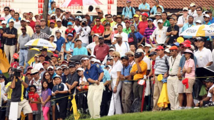 Louis Oosthuizen wird von einigen Zuschauern beobachtet. (Photo by Ian Walton/Getty Images)