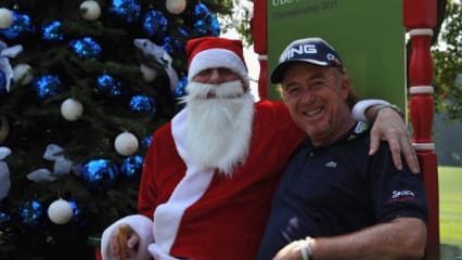 Die schönsten Golf-Weihnachtsgeschenke
Golf und Weihnachten sind zwei feine Angelegenheiten, die sich - wie Miguel Angel Jiménez hier vorzüglich beweist - hervorragend miteinander verbinden lassen. Vorzugsweise mit Golfgeschenken oder - für die etwas extravaganteren Golf-Fans - mit Festtagsschmuck in Golf-Thematik. Hier soll es allerdings um ersteres gehen: Wir haben nützliche, abgedrehte und lustige Golf-Geschenke gesammelt, die garantiert jeden Golfliebhaber in weihnachtliche Feierlaune versetzen.
(Foto: Getty)