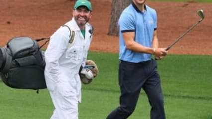 Strahlende GesichterSo langsam steigt die Vorfreude drastisch an. Da freut es besonders, endlich am Ort des Geschehens zu sein. Martin Kaymer machte mit seinem Caddie Craig Connelly am Montag einen ersten Rundgang über den Platz im Augusta National. Die beiden waren guter Dinge, was hoffentlich ein gutes Zeichen für die erste Runde ist. (Foto: Twitter/@EuropeanTour)